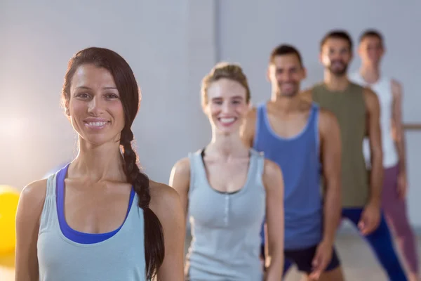 Fitness team in posa in palestra — Foto Stock