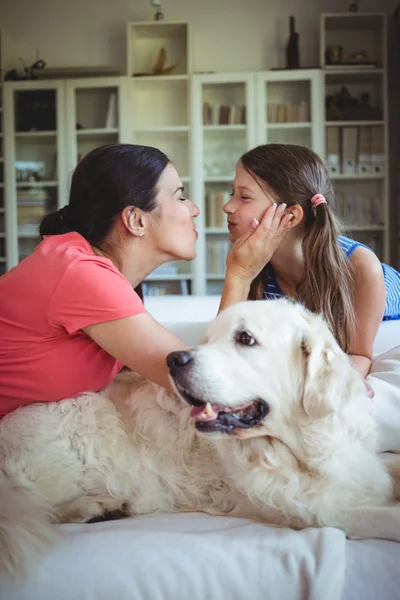 Anne ve kızı evde beslenen hayvan köpek ile oturan — Stok fotoğraf