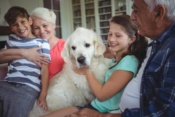 Far-och morföräldrar och barnbarn med hund — Stockfoto