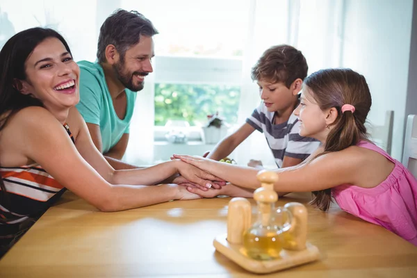 Parents et enfants mettent leurs mains ensemble — Photo