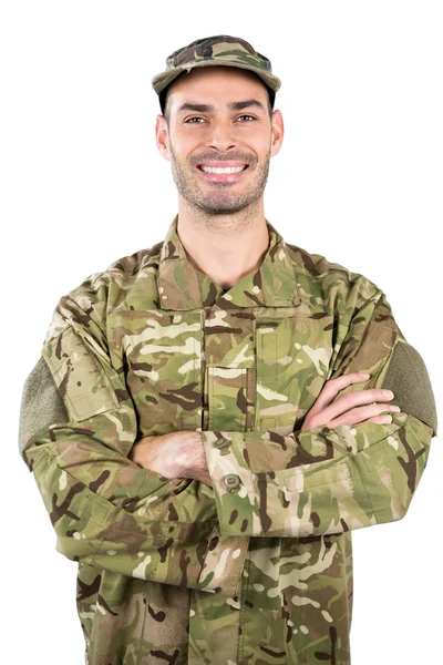 Soldado sonriente de pie con los brazos cruzados — Foto de Stock