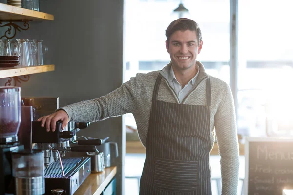 Kellner steht in Küche im Café — Stockfoto