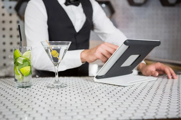 Barkeeper mit digitalem Tablet am Tresen — Stockfoto