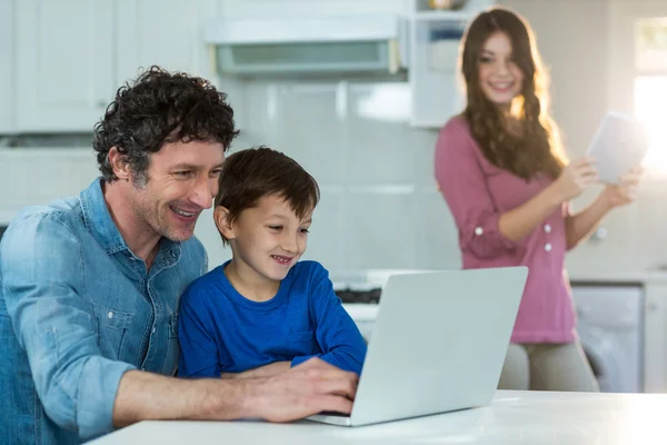 Famiglia che utilizza tablet e laptop digitali — Foto Stock