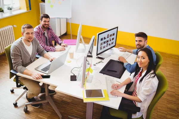 Redaktörer-team som arbetar på kreativa kontor — Stockfoto