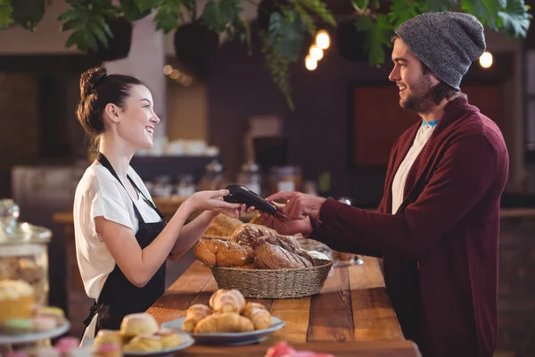 Customer paying with credit card — Stock Photo, Image