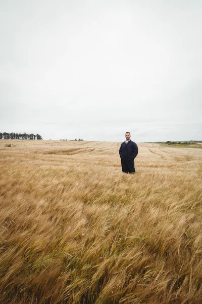 Rolnik stojący w polu — Zdjęcie stockowe