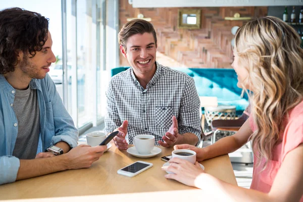 Amigos hablando en la cafetería — Foto de Stock