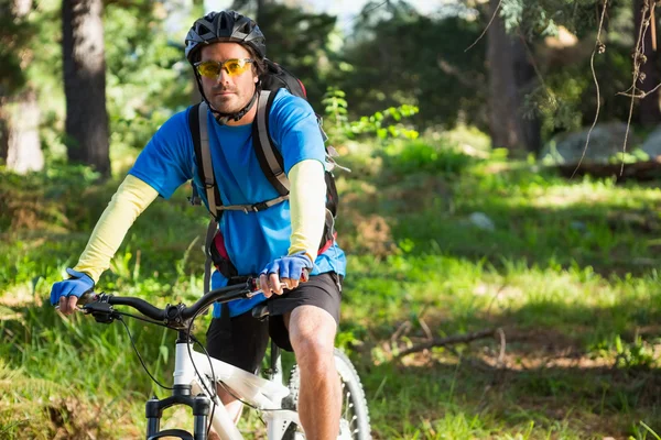 Чоловічий гірський велосипедист з велосипедом — стокове фото