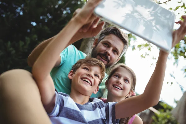 Батько і діти беруть селфі з планшетом — стокове фото