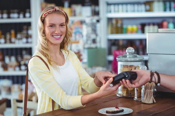 Woman entering pin number into machine — Stock Photo, Image