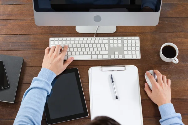 Homem usando computador — Fotografia de Stock