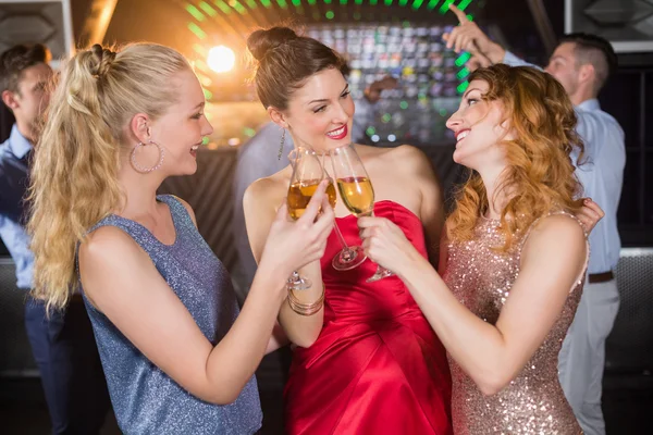 Female friends toasting glasses of champagne — Stock Photo, Image