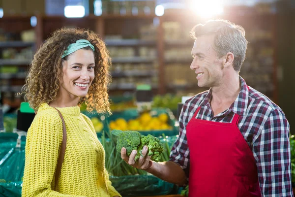 Mitarbeiter unterstützen Frau beim Einkaufen — Stockfoto