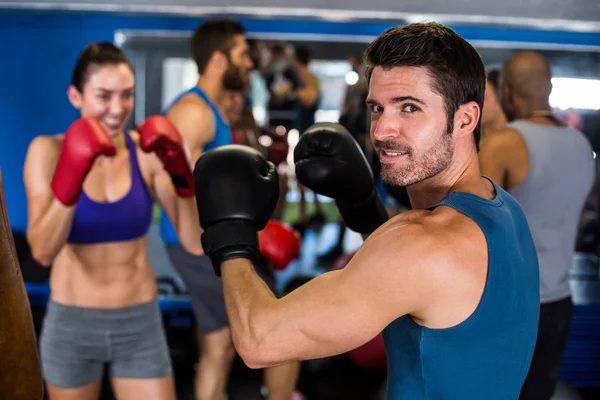 Smiling atleta boxe com mulher — Fotografia de Stock