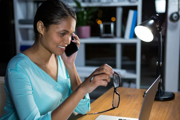 Empresária falando ao telefone no escritório — Fotografia de Stock