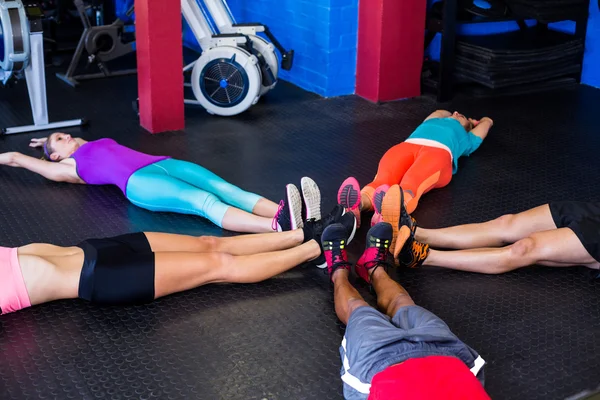 Människor stretching i gym — Stockfoto