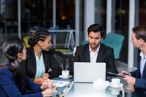 Mensen uit het bedrijfsleven interactie met elkaar — Stockfoto