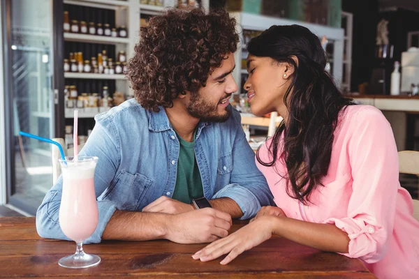 Pareja romancing en cafetería — Foto de Stock