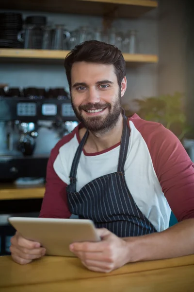 Camarero con la tableta en el mostrador en la cafetería — Foto de Stock