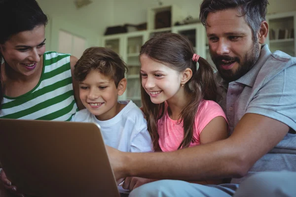Parents with children and using laptop — Stock Photo, Image