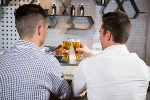 Zwei Männer stoßen mit einem Glas Bier an — Stockfoto