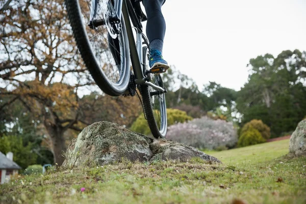 Mužské horský cyklista jedoucí na kole — Stock fotografie