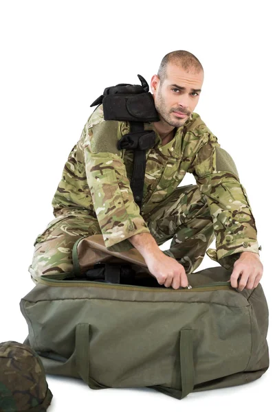 Żołnierza, jego torby do pakowania — Zdjęcie stockowe