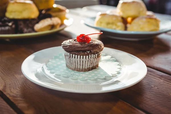 Cupcake con ciliegina sulla torta — Foto Stock