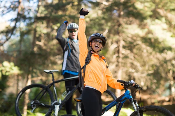 Coppia di motociclisti stringendo pugno nella foresta — Foto Stock