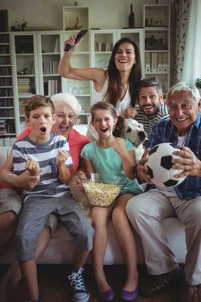 Família multi-geração assistindo jogo de futebol — Fotografia de Stock