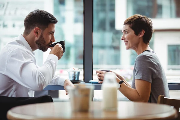 Бизнесмены общаются за чашечкой кофе — стоковое фото