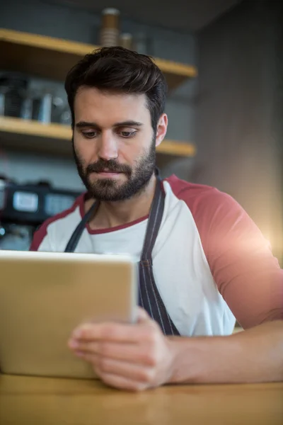 Waiter using digital tablet at counter — Stock Photo, Image