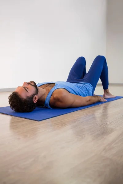 Homem realizando exercício de ioga — Fotografia de Stock