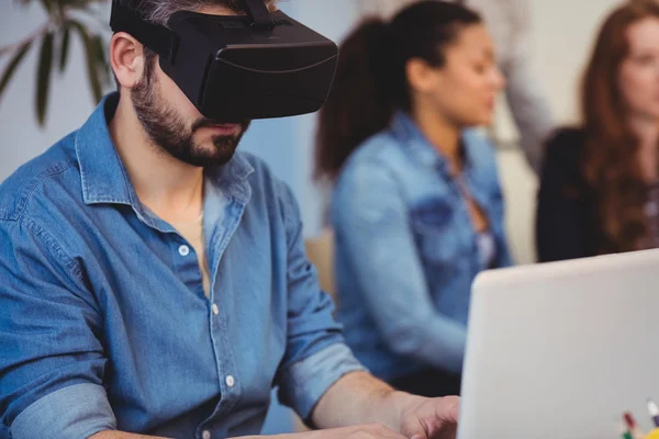 Homem de negócios vestindo fone de ouvido realidade virtual — Fotografia de Stock