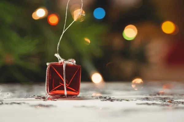 Pequeña caja de regalo envuelta y copo de nieve — Foto de Stock