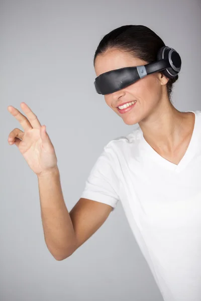Femeie folosind ochelari video virtuali — Fotografie, imagine de stoc