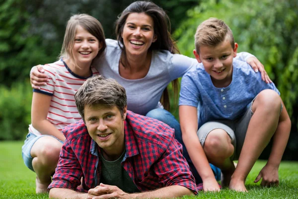 Parkta gülümseyerek mutlu bir aile — Stok fotoğraf