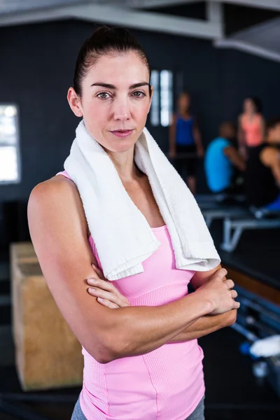 Vertrouwen atleet met gekruiste armen — Stockfoto