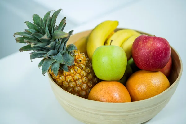 Vers fruit op de keukentafel — Stockfoto