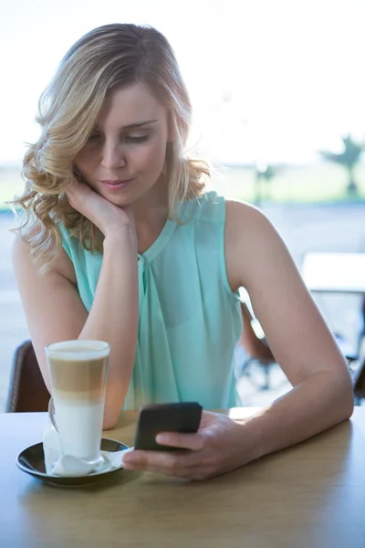 Žena používající její telefon v kavárně — Stock fotografie