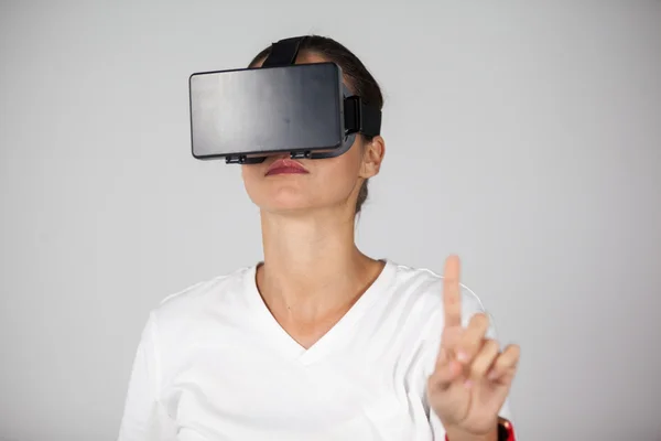 Nő használ virtuális valóság headset — Stock Fotó