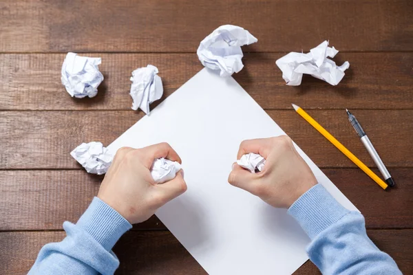 Hombre arrugando papel mientras escribe notas —  Fotos de Stock