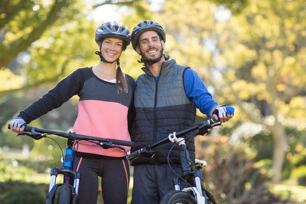 Pareja ciclista con bicicleta de montaña —  Fotos de Stock