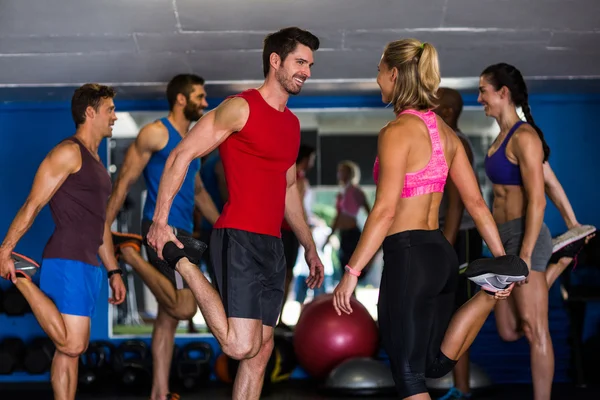 Atletas sonrientes parados en una pierna — Foto de Stock