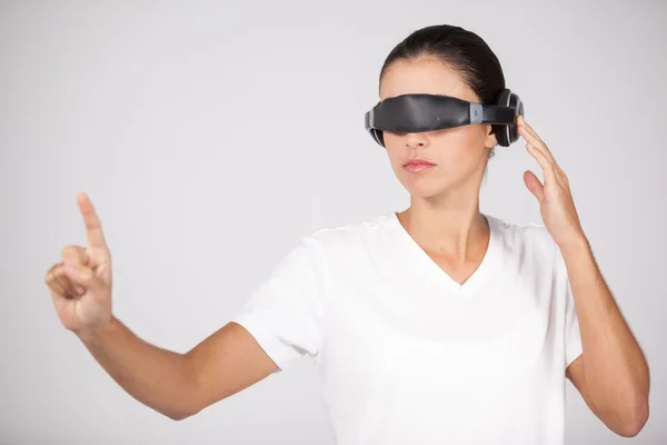 Donna che utilizza occhiali video virtuali — Foto Stock