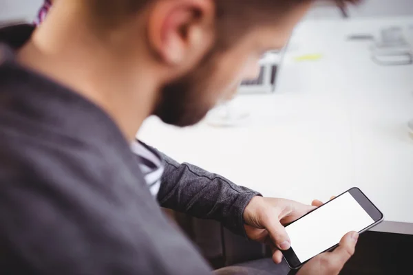 Zakenman met behulp van mobiele telefoon over de bijeenkomst van — Stockfoto