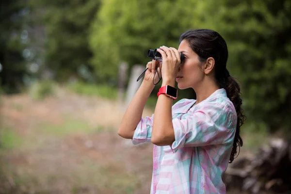 쌍안경을 통해 찾고 여성 등산객 — 스톡 사진