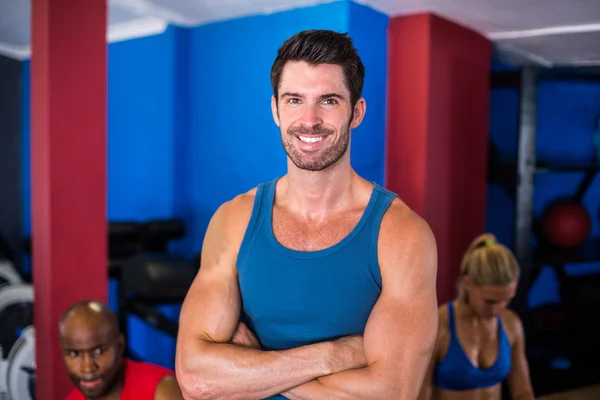 Homme avec les bras croisés en salle de gym — Photo