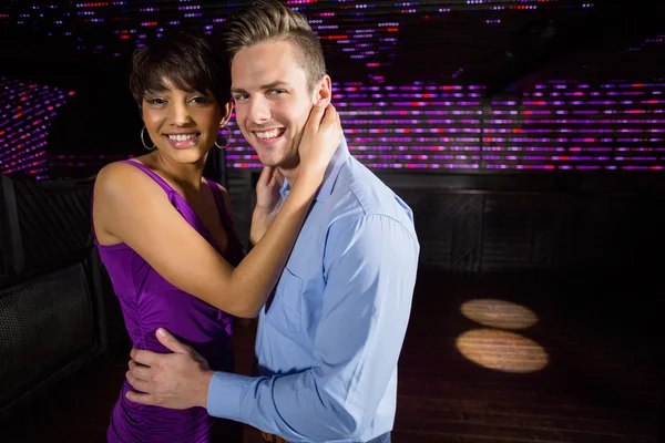 Linda pareja bailando juntos — Foto de Stock